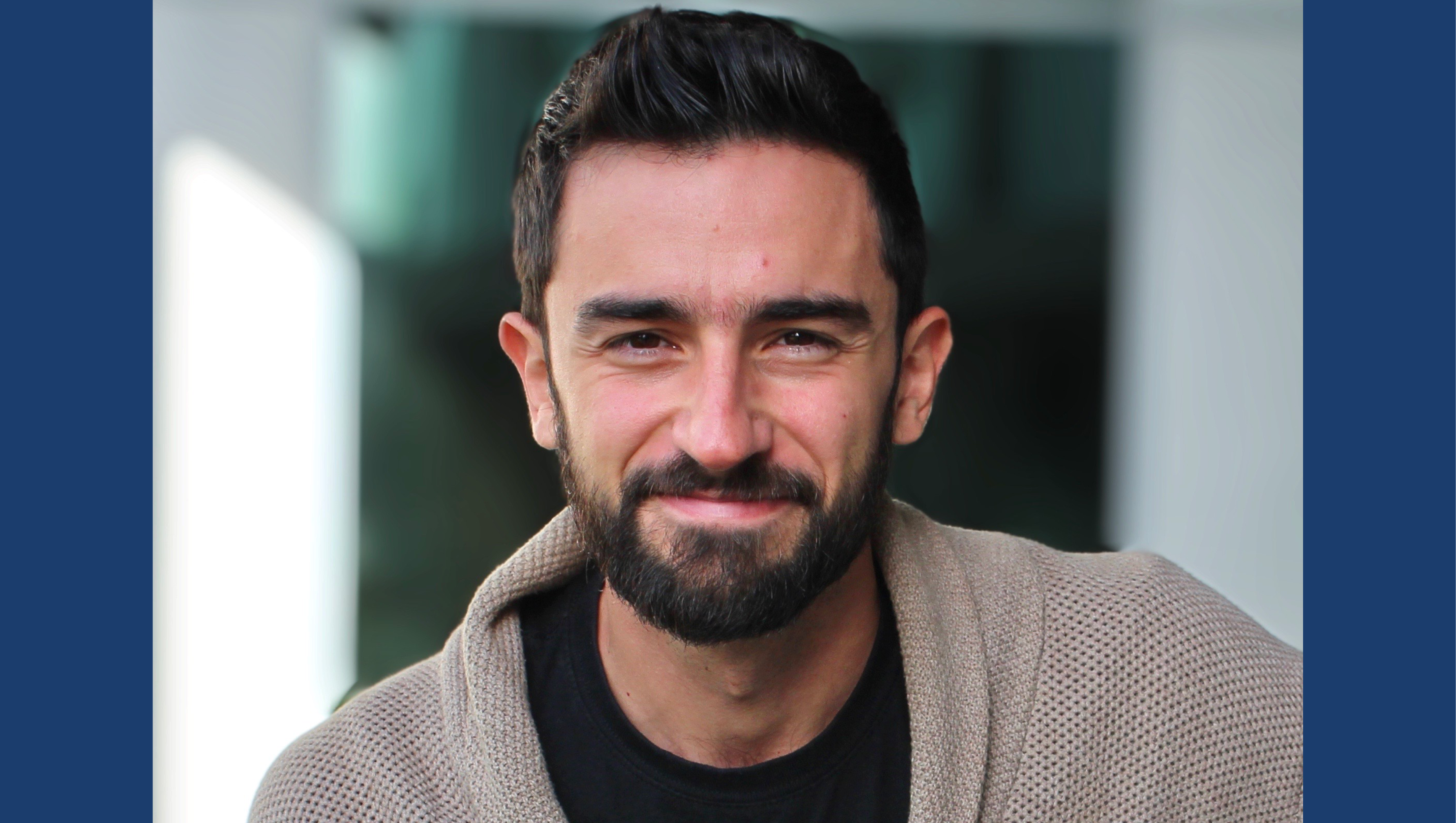 A headshot of Juan Manuel Rubio with a blue background