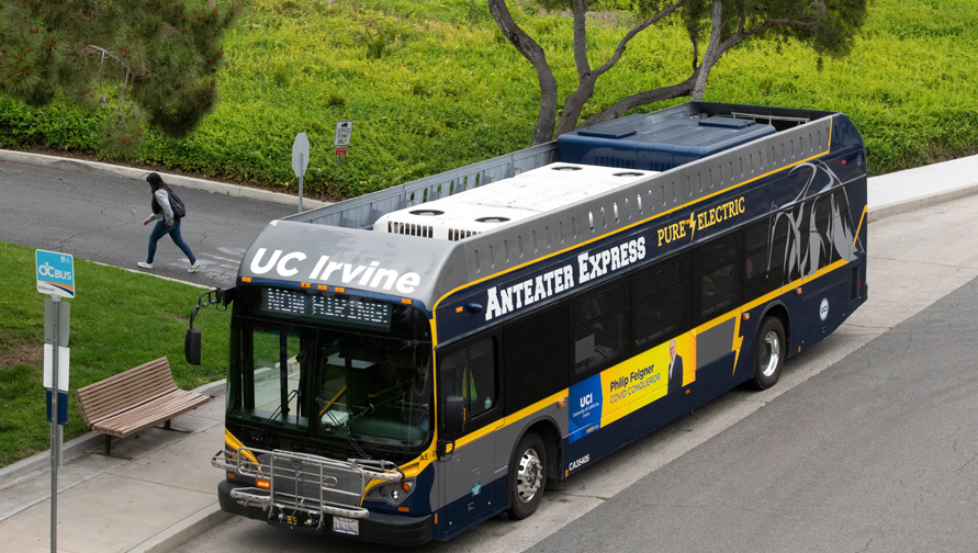 An-electric-bus-pulls-up-to-stop-on-W.-Peltason-Dr.-on-the-UCI-campus.--photo--Steve-Zylius-UCI