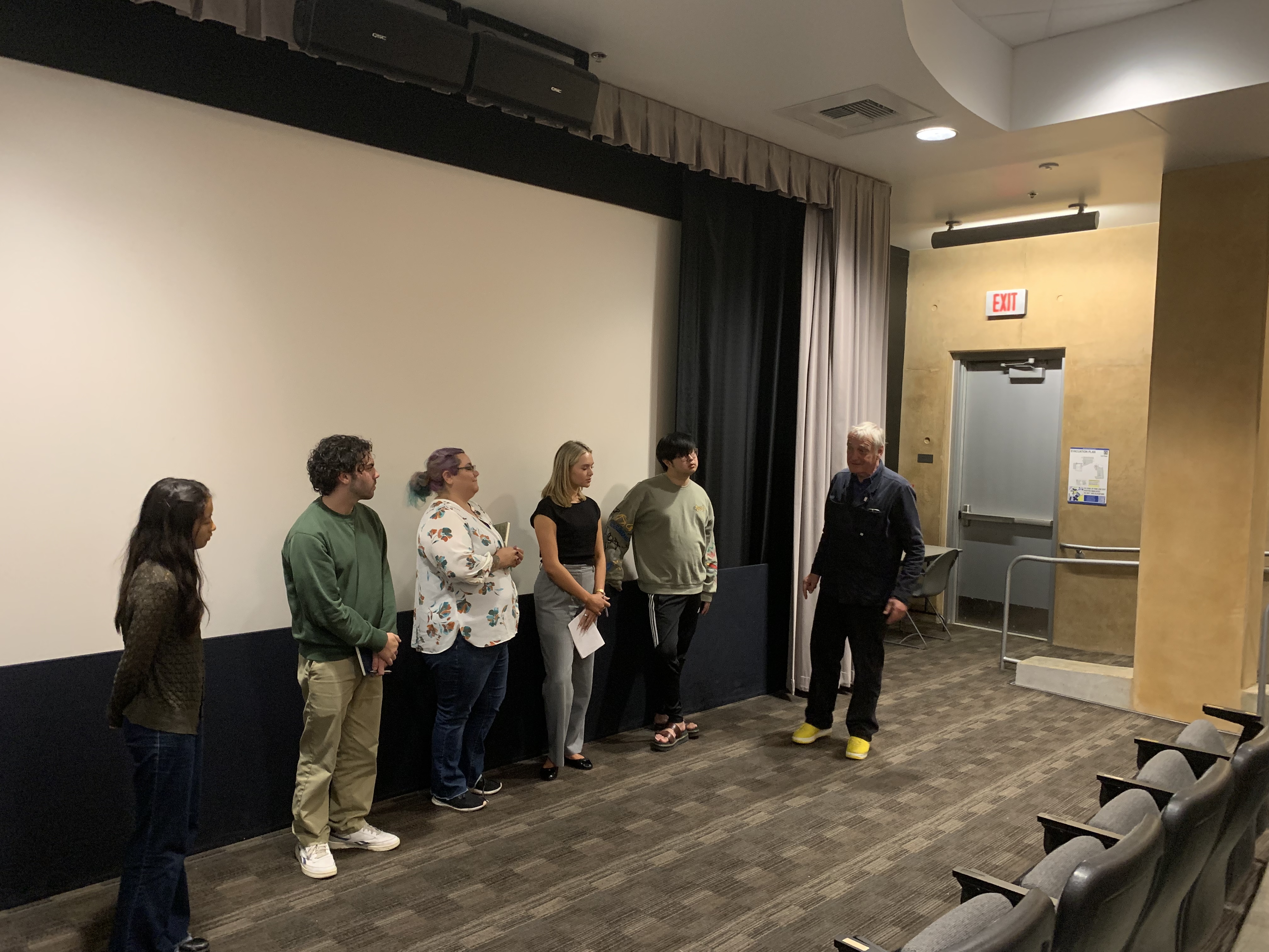 Jord den Hollander talks with students.