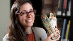 Luiza Osorio G. Silva holding two Egyptian artifacts