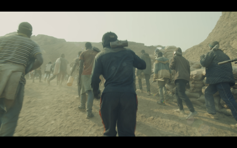 Diggers walking in Ndjimu film