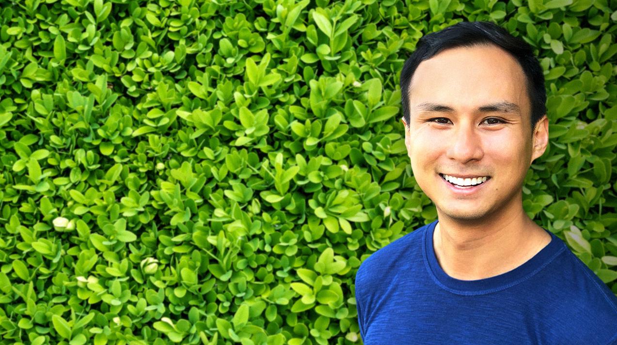 Man in front of a hedge