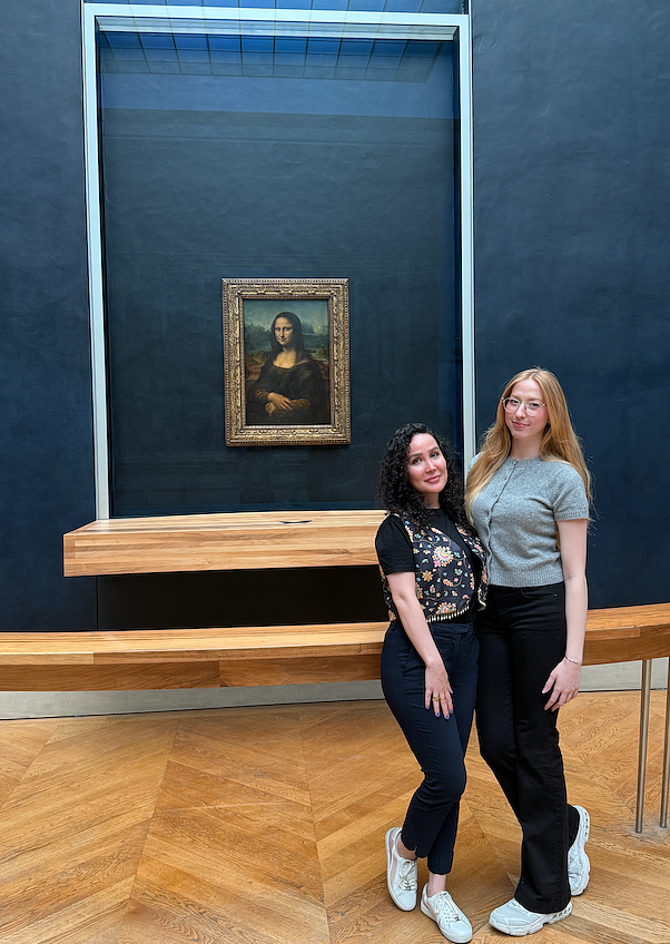Simin and Amelia in front of the Mona Lisa